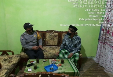 Bhabinkamtibmas Polsek Bermani Ulu door-to-door Sosialisasikan Prokes Covid-19