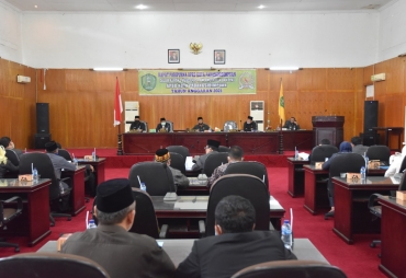 Walikota Padangsidimpuan Irsan Efendi Nasution hadir dalam sidang paripurna dalam penyampaian KUA PPAS