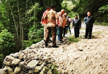 Terima Laporan Bupati Karo Tinjau Jalan Amblas