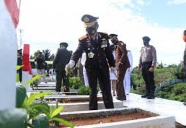 Sambut HUT TNI Korem 041/Gamas Gelar Tabur Bunga