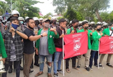 Buruh dan Mahasiswa Batam Gelar Aksi Demo di Depan Gedung DPRD