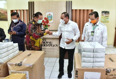 Walikota Padangsidimpuan Terima Bantuan APD dari Gubernur Sumut