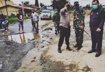 Bupati Karo dan FKPD Pantau Penimbunan Jalan Berlubang