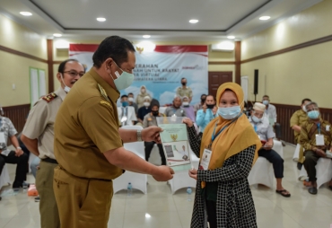 Walikota Padangsidimpuan Hadiri Penyerahan Sertifikat Tanah