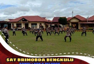 Dalam rangka menjaga daya tahan tubuh selama masa pandemi Covid-19, Satuan Brimob Polda Bengkulu Personil Batalyon A Pelopor kemarin Selasa (6/10/20) melaksanakan kegiatan Senam Senjata