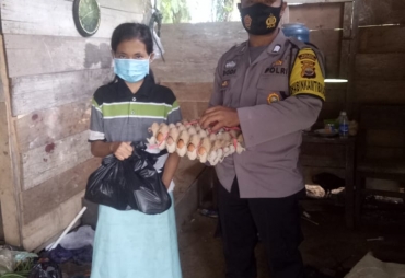 Dampak Ekonomi Covid-19, Polsek Lubuk pinang Berikan Sembako 