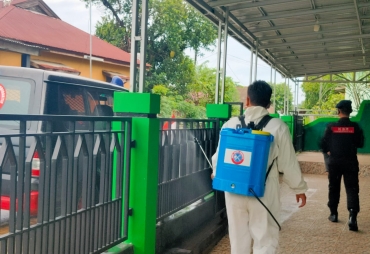 Cegah Covid-19 Satbrimob Polda Bengkulu Semprot Disinfektan Sejumlah Masjid