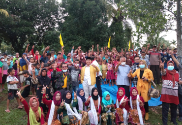 Blusukan ke Selagan Raya Rohidin Disambut Tari Gandai dan Antusias Masyarakat