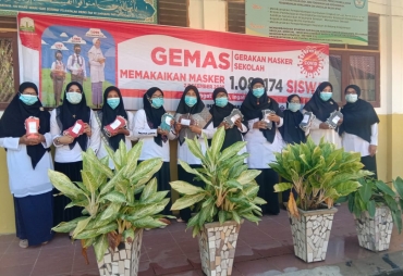 Kepala SMPN 2 Jangka Bireuen Bagikan 224 Masker