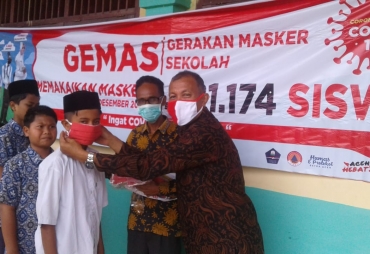 Kepsek SMPN 1 Plimbang Bireuen Bagikan Masker