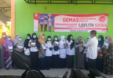 Cegah Penularan Covid-19 Kepsek MTSN Jeunieb Bagikan Masker