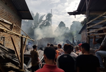 Diduga Korsleting Listrik Tiga Rumah Semi Permanen Terbakar