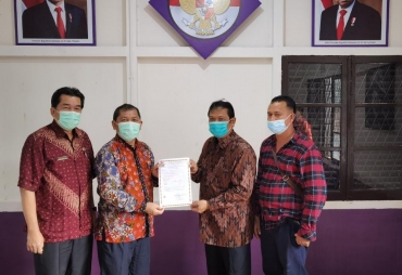 Bupati Karo Serahkan TDUP RM Ayam Penyet Cinderalas
