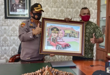 Berjalan dari Perscut Seituan ke Batu Bara Warga Tunarungu Serahkan Lukisan Kepada Kapolres