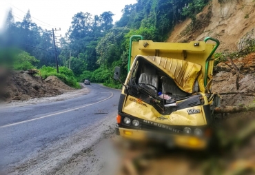 Longsor Jalur Medan-Berastagi Timpa 2 Truk Satu Orang Meninggal Dunia 