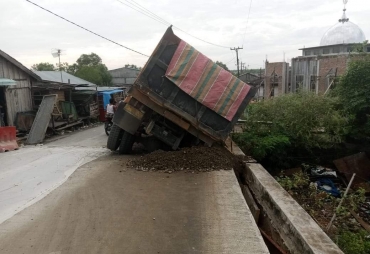 Belum Selesai Perbaikan Bahu Jalan Jembatan Titi Tanjung Tiram Sudah Rusak