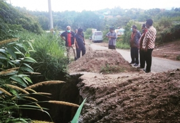 Diguyur Hujan Lebat Bupati Karo Tinjau Jalan Longsor