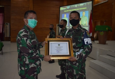 Danrem 041/Gamas Berikan Penghargaan Kepada Prajurit Berprestasi