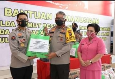 Kapolda Sumut dan Ketua Bhayangkari Serahkan Bantuan Kemanusiaan
