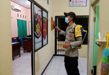 Cegah Covid-19 Polsek Kampung Melayu Rutin Lakukan Disinfeksi dan Terapkan Prokes