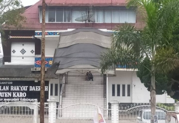 Miris! Dua Sijoli Memadu Kasih di Kantor DPRD Karo yang Tengah Sepi