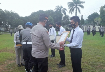 Empat Personil Polres Way Kanan Berprestasi Peroleh Penghargaan