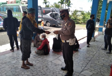 Operasi Yustisi Satlantas Polres Way Kanan Bagikan Masker