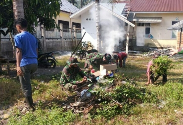 Satgas TMMD Bersihkan Halaman Meunasah Desa Alue Limeng Bireuen