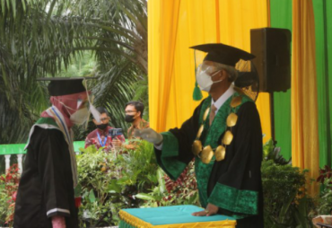Rektor IAIN Pindahkan Kucir ke Peserta Wisudawan