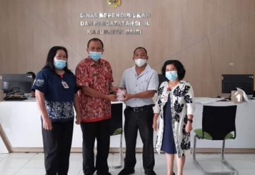 Kepala SMPN 1 Sumbul Terima 420 Keping KIA