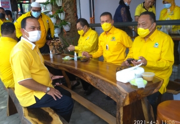 Ketua Golkar Sumut Kunjungi Cinur Coffe Karo