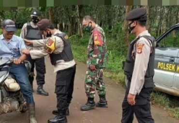 Cegah Penyebaran Covid-19 Polsek Kasui dan TNI Gelar Operasi Yustisi