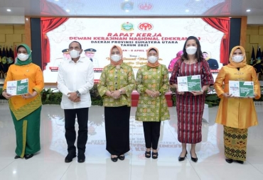 Gubernur Edy Buka Raker Dekranasda dan Salurkan Bantuan Bagi Perajin