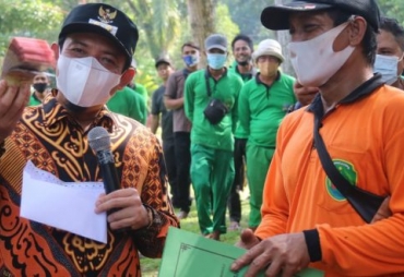 Wawali Serahkan SPT Sekaligus Gaji 3 Bulan kepada 294 PTT Dinas LH