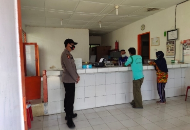 Personil Polsek Sukarame Amankan Pembagian BST Di Kantor Pos