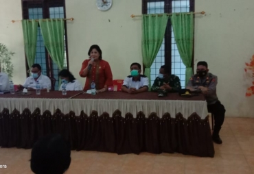 Wabup Karo Serahkan Bantuan Kepada Korban Banjir Lau Baleng