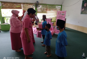 Ketua PD Bhayangkari Sumut Berikan Santunan ke Panti Asuhan Darul Aitam