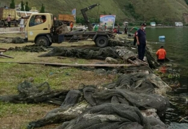 TIMDU Amankan Puing 11 Truck Bongkaran KJA Di Silalahi