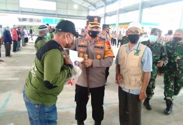 Penarik Betor Tanjung Tiram Terima Bantuan Sembako Kapoldasu