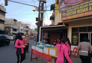 Ketua Bayangkari Cabang Poltabes Medan dan Ketua Ranting Medan Area Berbagi Takjil