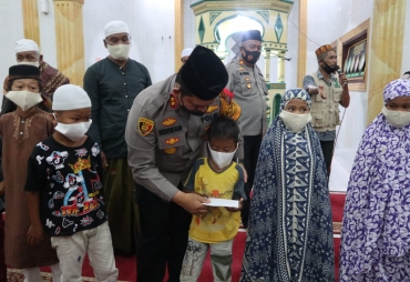 Polres Batu Bara Gelar Patroli Asmara Subuh dan Bagikan Sembako ke Masjid 