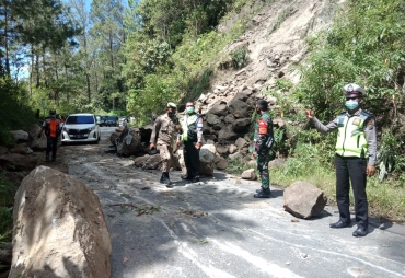 Polres Dairi Bersama Pemkab Bersihkan Material Longsor Di Silahisabungan