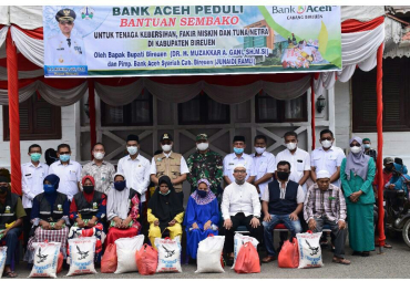 Bank Aceh Syariah Serahkan Sembako Tuna Netra dan Petugas Kebersihan