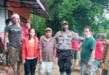 Material Banjir Tutup Akses Jalur Parapat Tim Gabungan Lakukan Pembersihan 
