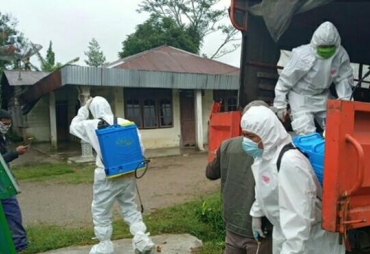 Kasus Covid-19 Beresiko Tinggi Dusun Lancang Lakukan Penyemprotan Disinfektan