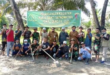 Yonif 126 Kala Cakti Bersama Camat Sei Balai Gelar Gotong Rotong