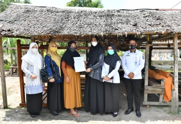 Ketua Dekranasda Batu Bara Berikan Bantuan Alat Tenun