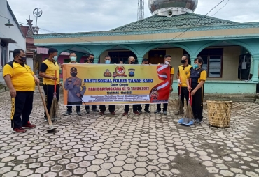 Sambut HUT Bhayangkara Ke-75 Polres Tanah Karo Gelar Jumat Bersih ke Rumah Ibadah