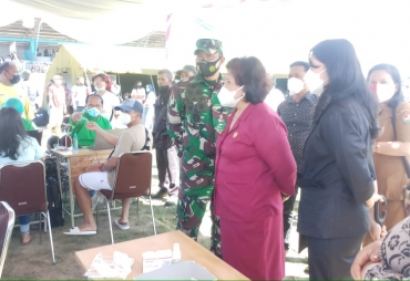 Antusias Diikuti Masyarakat Bupati Karo dan Dandim Tinjau Pelaksanaan Vaksinasi