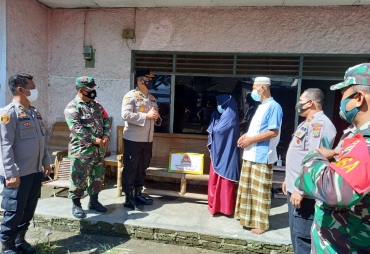 Idap Sakit Gagal Ginjal Kapoldasu Berikan Tali Asih Kepada Anggota Babinsa Serda Sugianto